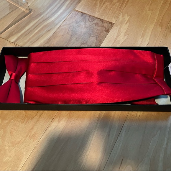 NIB Men’s Wearhouse Bow Tie set - Picture 1 of 4